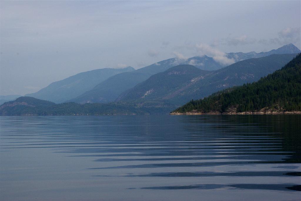 Tranquility Bay Waterfront Inn Сешелт Экстерьер фото